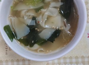 余ったギョーザ皮でワンタンスープ-レシピのメイン写真