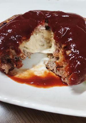 中からトロッと簡単！チーズinハンバーグ-レシピのメイン写真