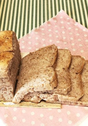 自家製天然酵母の胡桃入り全粒粉食パン-レシピのメイン写真