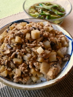 シャキシャキ蓮根&椎茸のそぼろ丼-レシピのメイン写真
