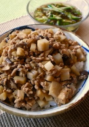 シャキシャキ蓮根&椎茸のそぼろ丼-レシピのメイン写真
