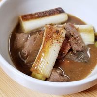 もつにネギ 長ネギたっぷりモツ煮込みのレシピ・作り方 | おつまみレシピ