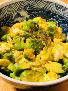 プチ丼●醤油と合うアボカドの玉子とじ丼-レシピのメイン写真