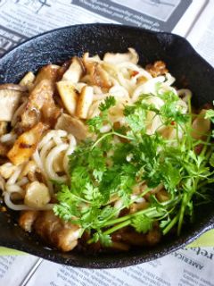 鶏皮+えりんぎアヒージョ炒めで焼きうどん-レシピのメイン写真