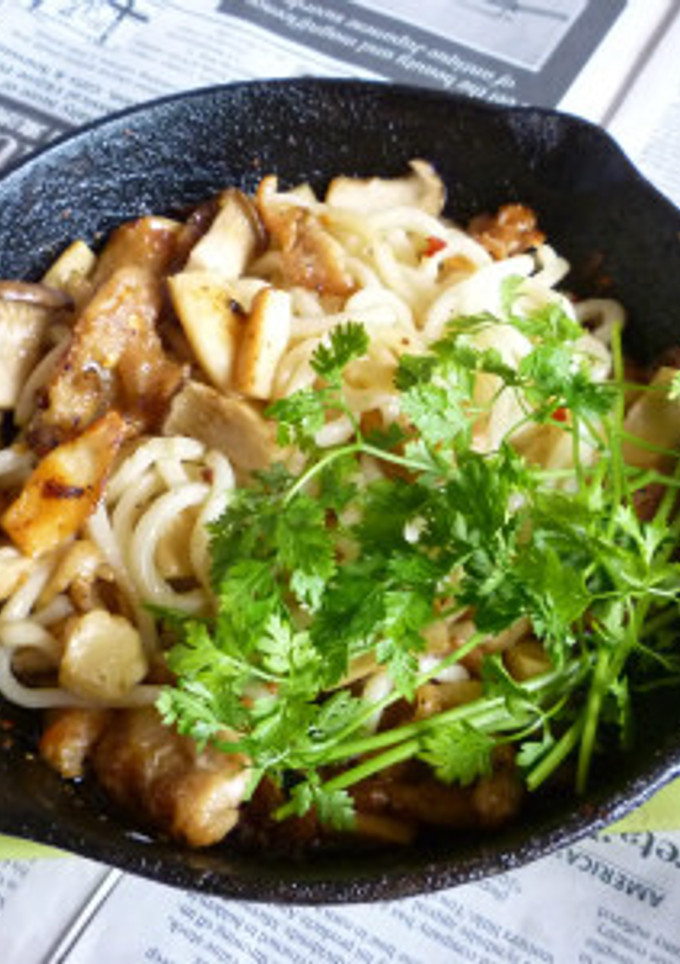 鶏皮＋えりんぎアヒージョ炒めで焼きうどん-レシピのメイン写真