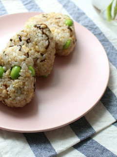 だし香る♪塩昆布と天かすと枝豆のおにぎり-レシピのメイン写真