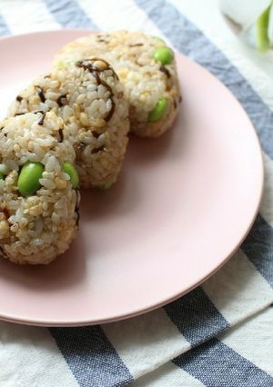 だし香る♪塩昆布と天かすと枝豆のおにぎり-レシピのメイン写真