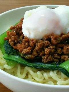 辛ラーメンで温玉汁なし担々麺風♪-レシピのメイン写真