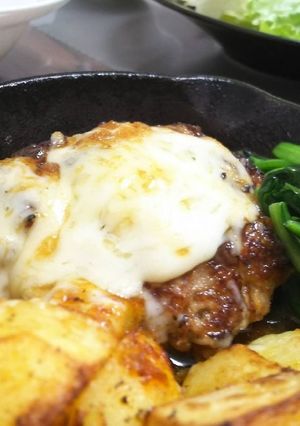 てごねチーズハンバーグ オニオンソース-レシピのメイン写真