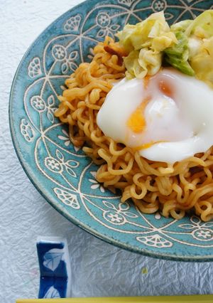辛ラーメンで、温泉卵&春きゃべつの混ぜ麺-レシピのメイン写真