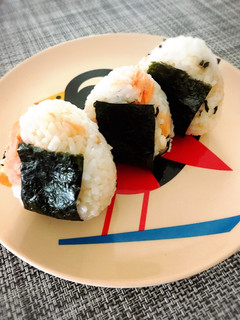 材料3つ☆鮭と塩昆布のおにぎり♡-レシピのメイン写真