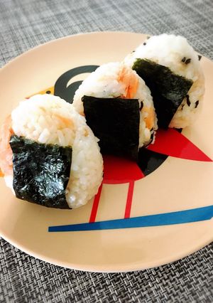 材料3つ☆鮭と塩昆布のおにぎり♡-レシピのメイン写真
