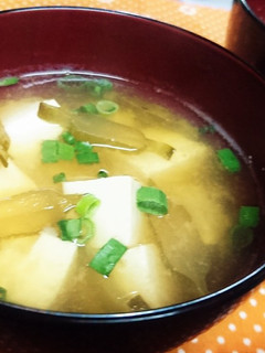 歯ごたえが◎【茎ワカメと豆腐の味噌汁】-レシピのメイン写真