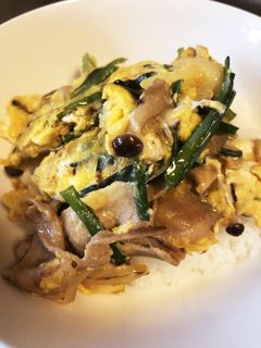 豚バラにら玉丼-レシピのメイン写真