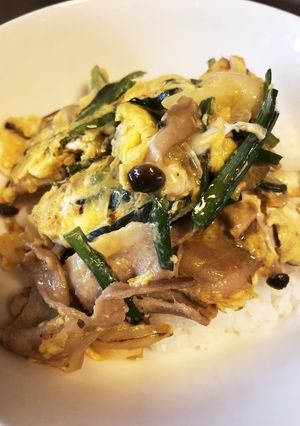 豚バラにら玉丼-レシピのメイン写真