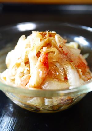 新玉ねぎとカニカマ☆おかかめんつゆサラダ-レシピのメイン写真