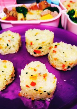 お弁当に！パプリカとほうれん草のおにぎり-レシピのメイン写真
