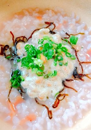 寒い朝に。梅粥に塩昆布と納豆トッピング-レシピのメイン写真