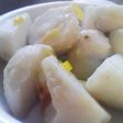 カツオだしで茹でる塩里芋