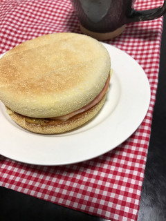 イングリッシュマフィンでハムチーズサンド-レシピのメイン写真