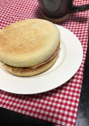 イングリッシュマフィンでハムチーズサンド-レシピのメイン写真
