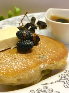 食べる黒豆ほうじ茶簡単フワフワパンケーキ-レシピのメイン写真