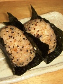 ごまたっぷりしょうゆかつおむすび-レシピのメイン写真
