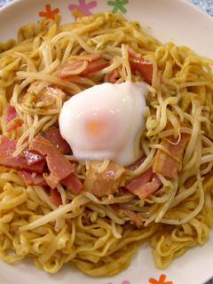 巣ごもり温泉卵 の 焼きカレーうどん-レシピのメイン写真