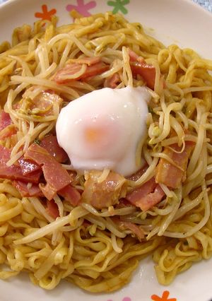 巣ごもり温泉卵 の 焼きカレーうどん-レシピのメイン写真
