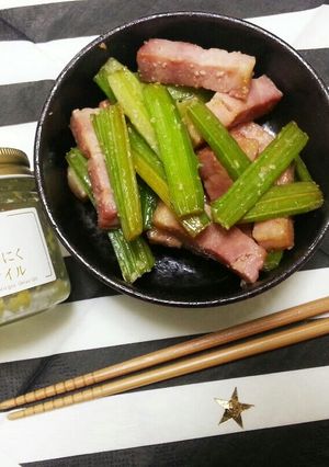 セロリとベーコンの塩麹炒め-レシピのメイン写真