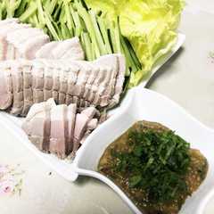 รูปของ ゆで塩豚の野菜巻き、しそ味噌ソース