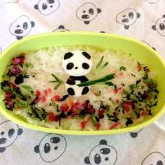 รูปของ キャラ弁 笹を持ったパンダちゃん