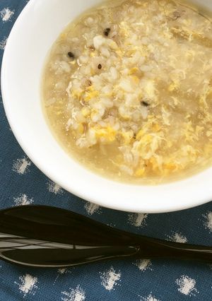 スモークチキンのスープで、卵入りおじや-レシピのメイン写真