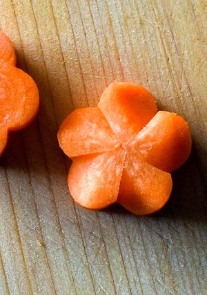 人参の飾り切り◎ねじり梅◎簡単♪-レシピのメイン写真