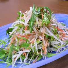 รูปของ 大根と水菜のシャキシャキサラダ・しそ風味
