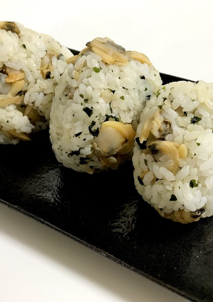 【材料３つ】あさりとワカメの焼飯おむすび-レシピのメイン写真