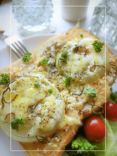 輪切り蒸し玉葱のspicy和トースト-レシピのメイン写真