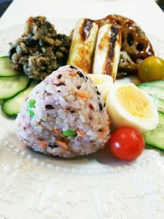 お弁当 鮭ほぐし身と枝豆とゴマの混ぜご飯-レシピのメイン写真