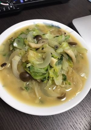 新玉とレタスのきのこバター醤油炒め-レシピのメイン写真