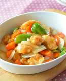 甘酢あんに揚げた鶏と野菜を入れて作る酢鶏