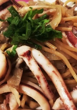 コンソメバター醤油！イカと茸の焼きパスタ-レシピのメイン写真