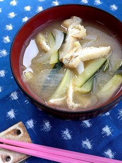 ズッキーニ・新玉ねぎ・油揚げの味噌汁-レシピのメイン写真