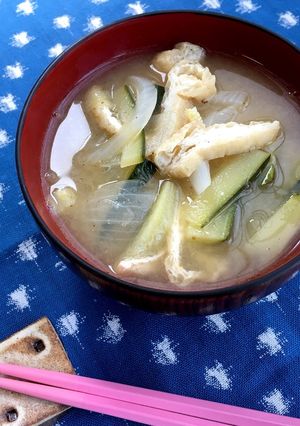 ズッキーニ・新玉ねぎ・油揚げの味噌汁-レシピのメイン写真