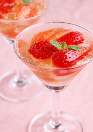 簡単おしゃれな、いちごの白ワインゼリー-レシピのメイン写真