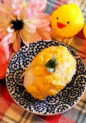 炒り卵をまとった卵型のお握り♪-レシピのメイン写真