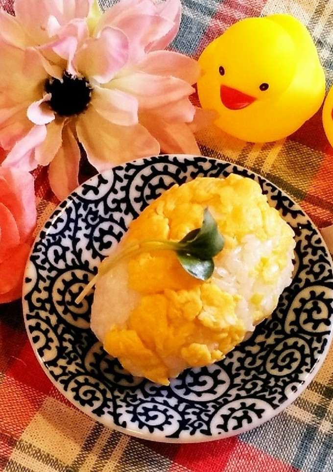 炒り卵をまとった卵型のお握り♪-レシピのメイン写真