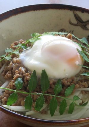 温泉卵がとろ～り！豚ひき肉と新玉ねぎ丼-レシピのメイン写真