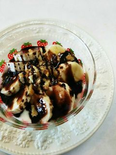 バナナと胡桃のチョコソースかけヨーグルト-レシピのメイン写真