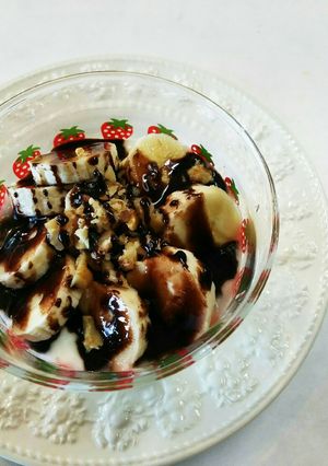バナナと胡桃のチョコソースかけヨーグルト-レシピのメイン写真