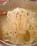 最速の薄いスープの豚骨ラーメン